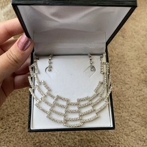 Silver stunning necklace with matching earrings